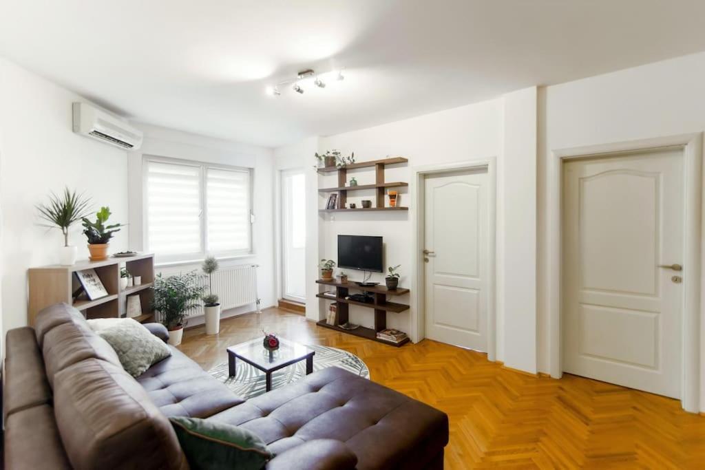 נובי סאד Modern Living Apts - Botanica - Private Parking מראה חיצוני תמונה